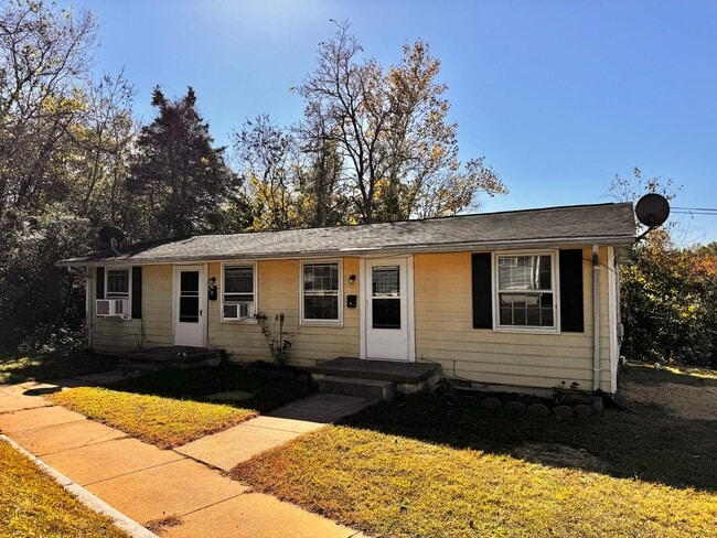 Building Photo - 1506 6th St SE