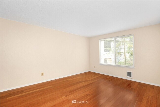 Building Photo - Location, Location, Location 3-bedroom Sammamish Bluffs Condo