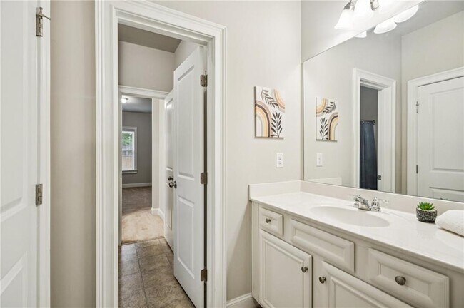 Building Photo - 5180 Mirror Lake Dr