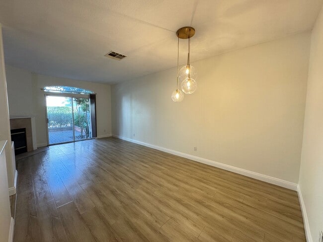 Building Photo - Beautiful 2Bd/2.5Ba Townhome in Rancho Santa Margarita w/2 Car Garage!