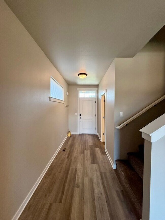 Building Photo - Beautiful 3-Bedroom Townhome in Purcell La...