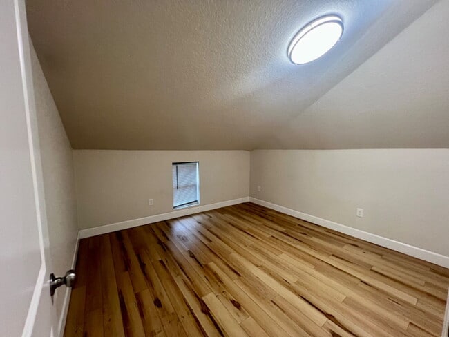 Building Photo - Updated One Bedroom Ready!