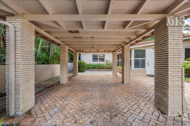 Building Photo - 613 NE 17th Terrace