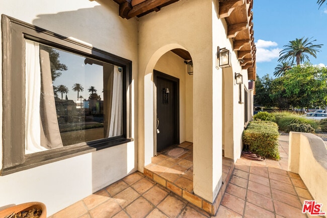 Building Photo - 2624 S Palm Grove Ave