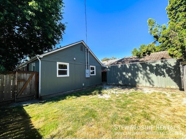 Building Photo - 2009 NW Tyler Ave