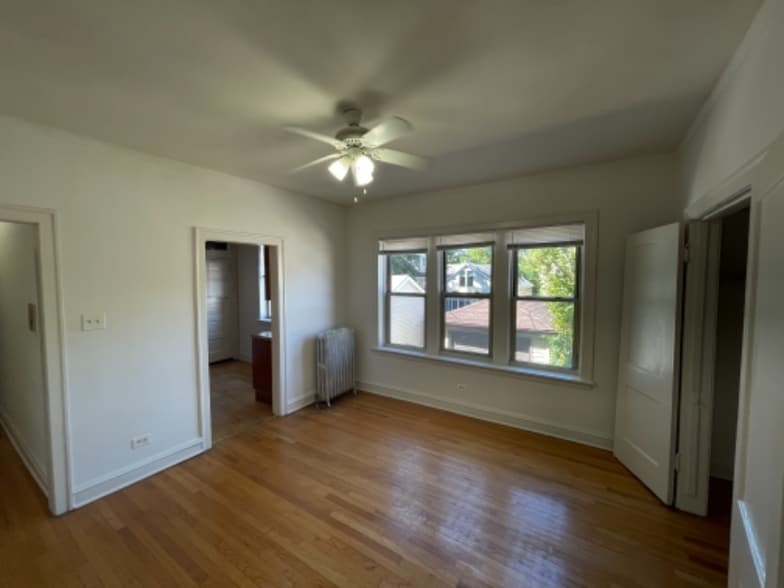 Building Photo - 826 S Austin Blvd