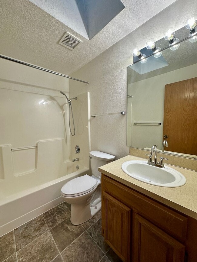 Building Photo - Well-Maintained Three Bedroom Home in West Salem