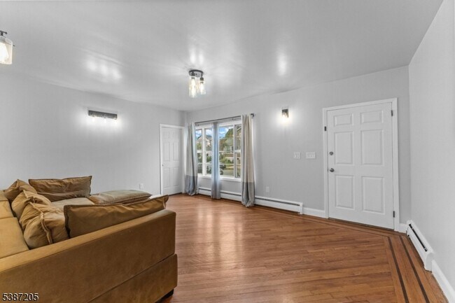 Building Photo - 14 Brookwood Dr