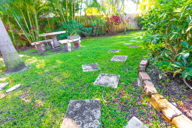 private oasis - 1517 N Palmway