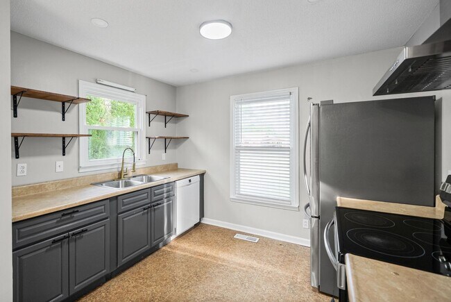 Building Photo - 3 Bedroom 1 1/2 Bath Renovated Home For Rent!