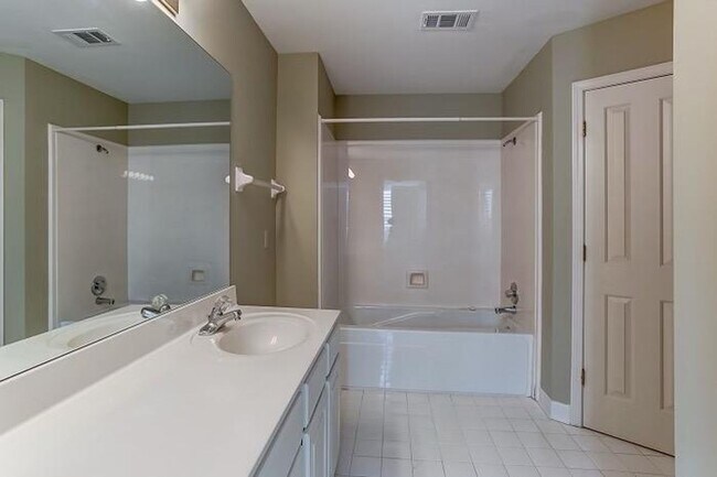 Building Photo - 1000 River Currents Dr
