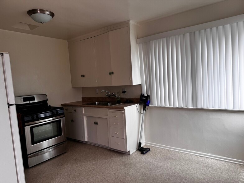 Kitchen and dining area - 3574 Wesley St