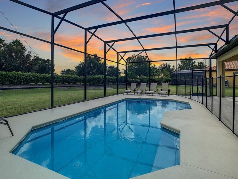 Building Photo - 2533 Rosemont Cir