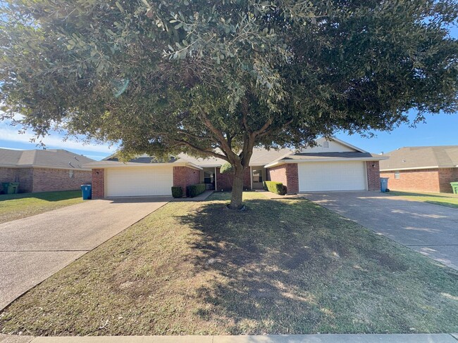 Building Photo - 3BR / 2BA Duplex in Hewitt, Texas | Midway...