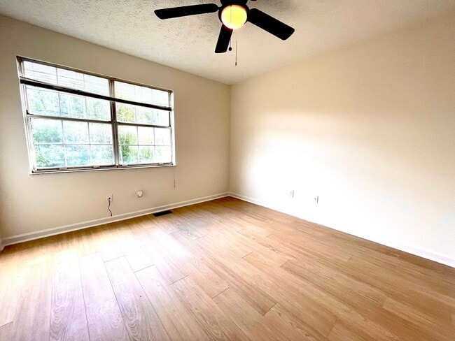 Building Photo - Beautifully updated, multi-level condo in ...