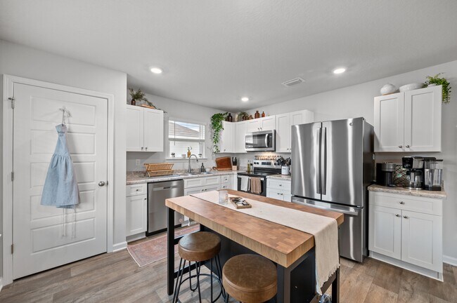 Building Photo - 7847 Monterey Dr