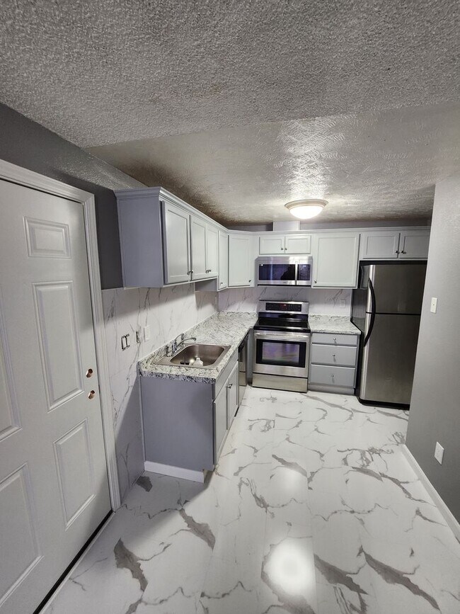 Building Photo - 3 Bedroom Home Excellent Location Near Sch...