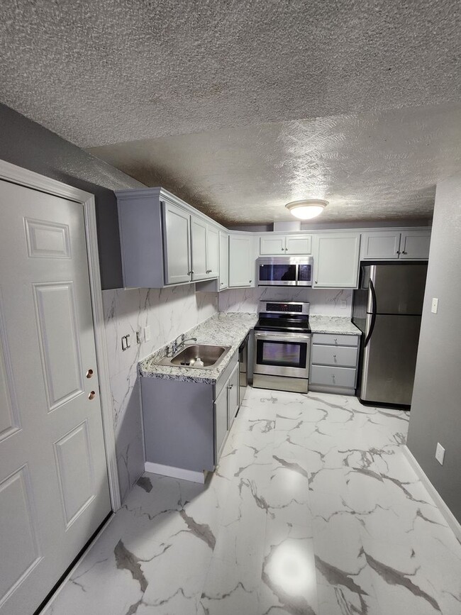 Building Photo - 3 Bedroom Home Excellent Location Near Schools