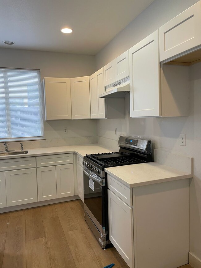 Building Photo - Spacious 6 Bedroom Home for Rent