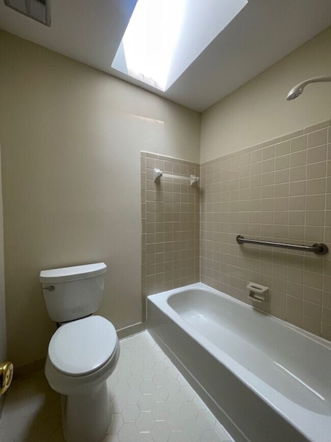 Building Photo - Spacious SF home in Potomac