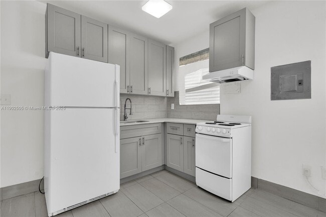 Building Photo - 13390 NE 6th Ave