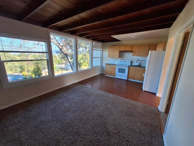 Building Photo - 140 N Lakeview St
