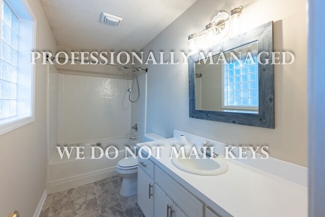 Building Photo - 4745 Periwinkle Pl