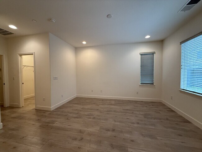 Building Photo - Modern 4-bedroom 3-bath available in Elk Grove