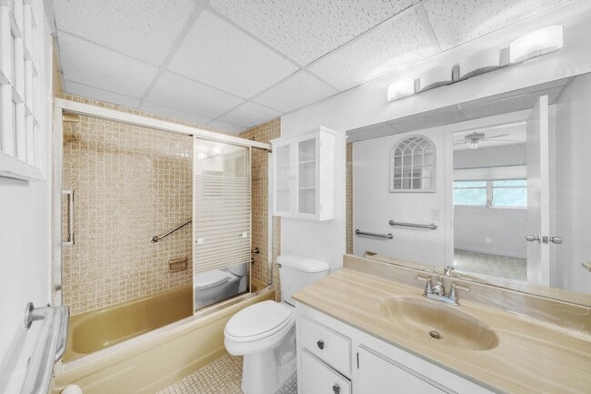 Building Photo - 1035 Country Club Dr