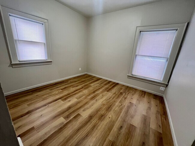 Building Photo - $870 - 2 bed 1 bath beautiful apartment