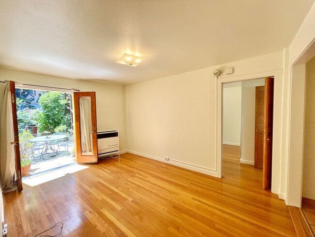 Building Photo - 1BR/1BA Garden Apartment! Laundry! Storage...