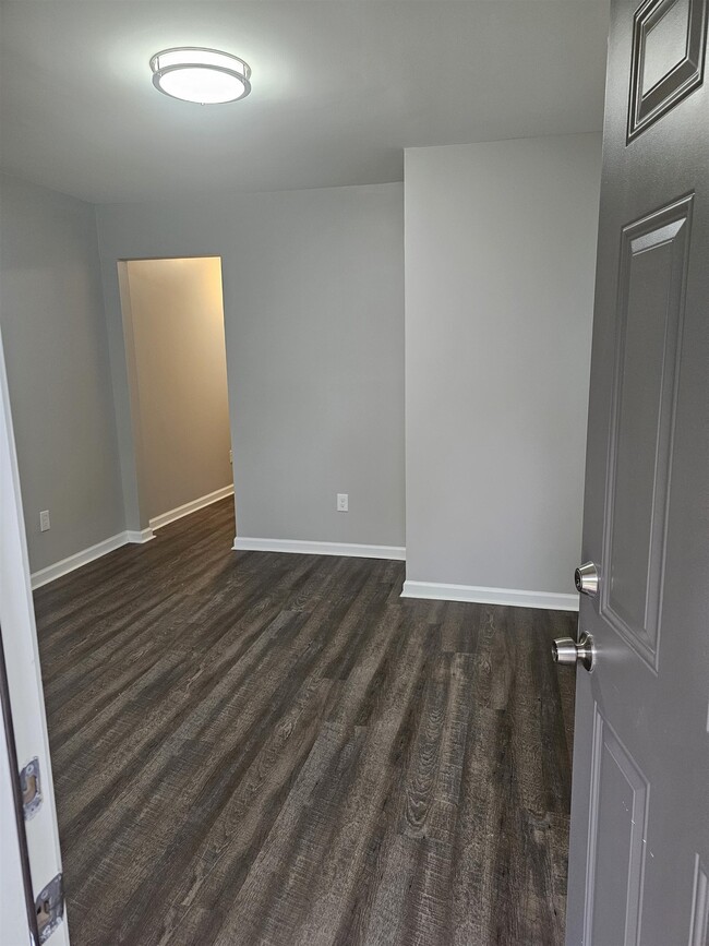 Building Photo - 30 E McKellar Ave