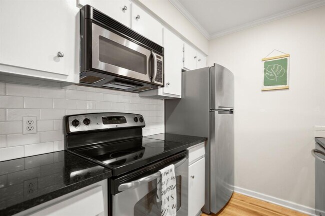 Building Photo - 6501 E Hill Dr