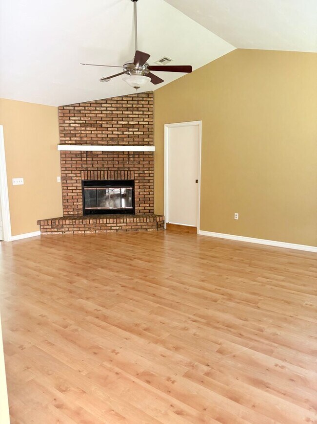 Building Photo - Pool Home in Desired SE Ocala - SPECIAL IN...