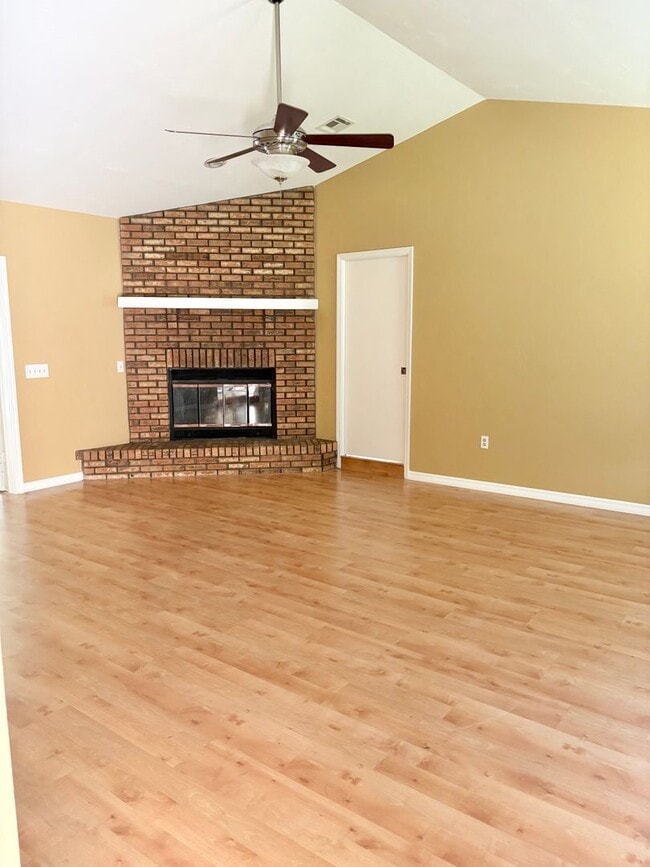 Building Photo - Pool Home in Desired SE Ocala