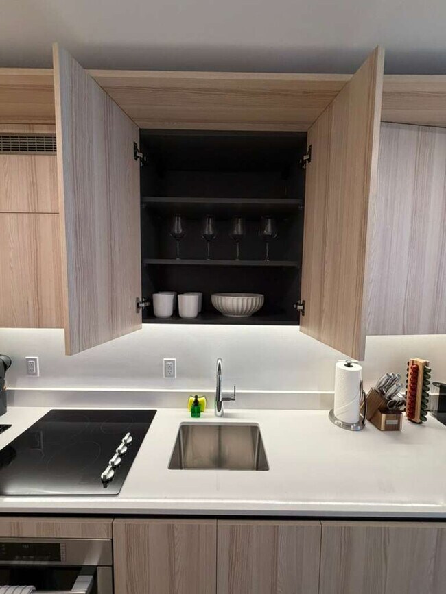 Building Photo - 225 N Miami Ave