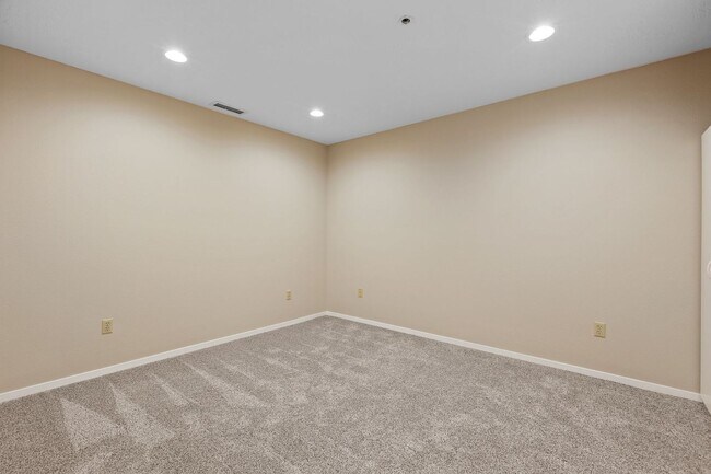 Building Photo - Beautiful Downtown Coeur d' Alene Condo  w/ Amazing Views!