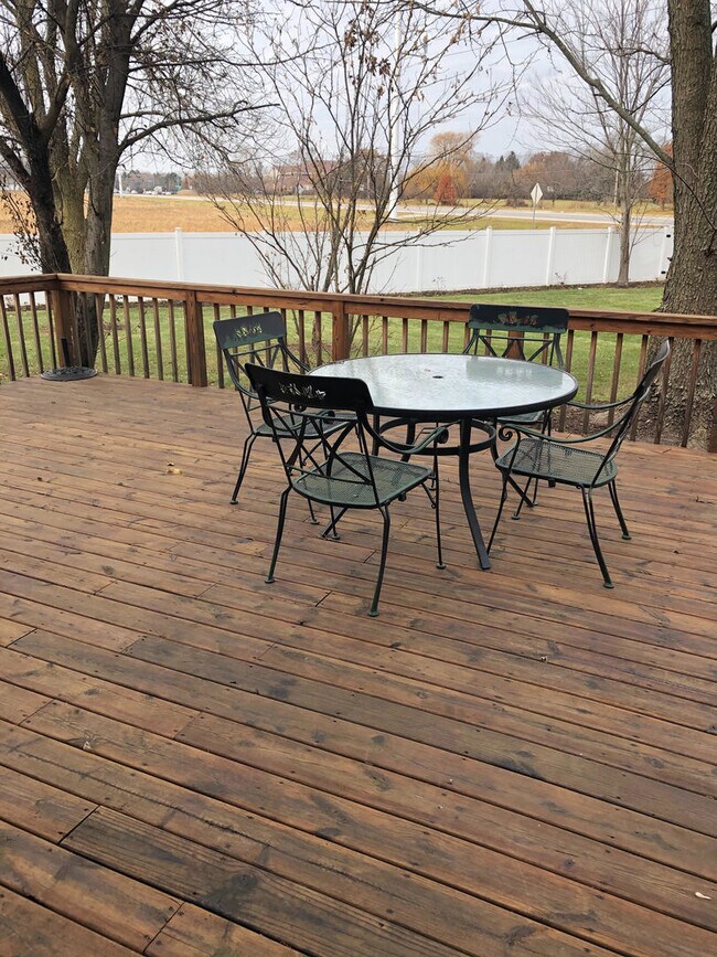 Building Photo - 1649 Estate Cir