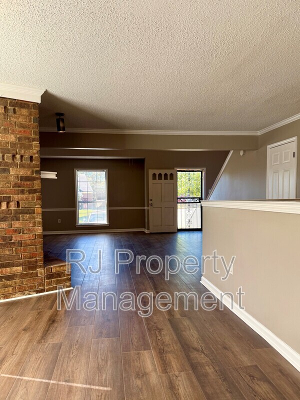 Building Photo - 5996 Parktree Cove