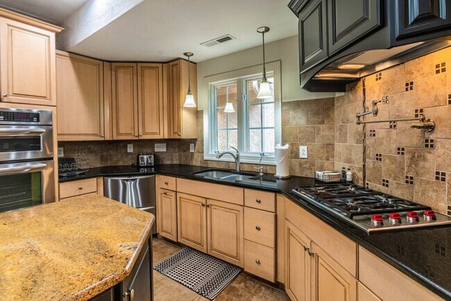 Building Photo - 3115 High Ridge Rd