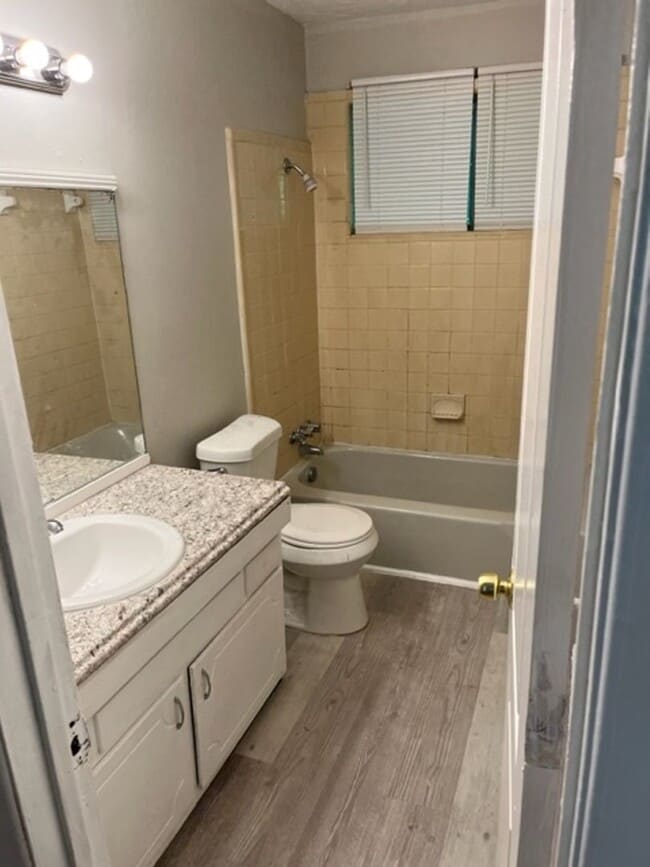 Building Photo - 4641 Highlake Dr