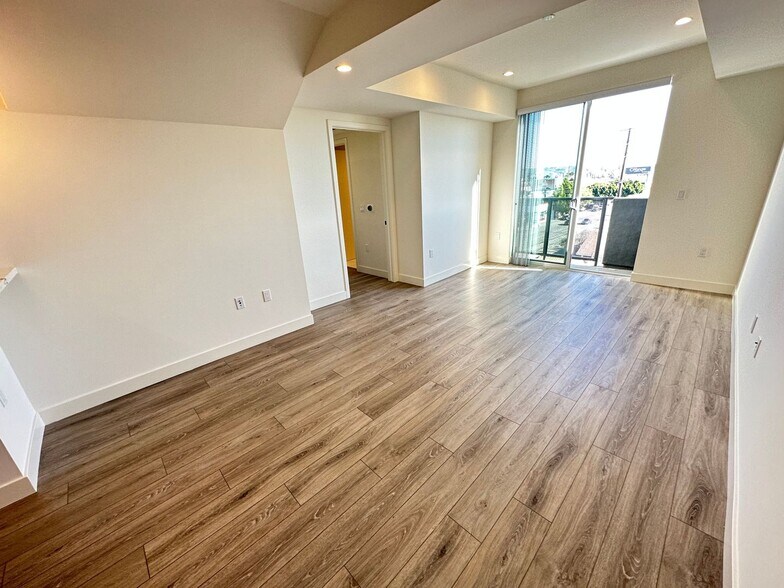 Building Photo - 3355 Overland Ave