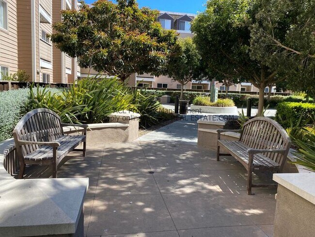 Building Photo - Pefectly Located 2bed 2 bath Unit Affordably Priced