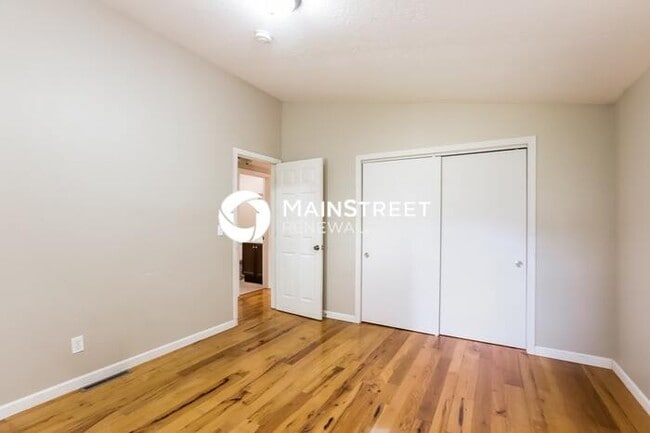 Building Photo - 2 Bedroom Pet-Friendly Home in Independence, MO with Main Street Renewal