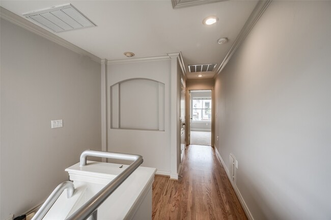 Building Photo - 315 Sandman St
