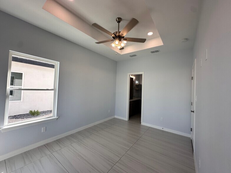 Master bedroom and master bathroom - 11313 N 25th St