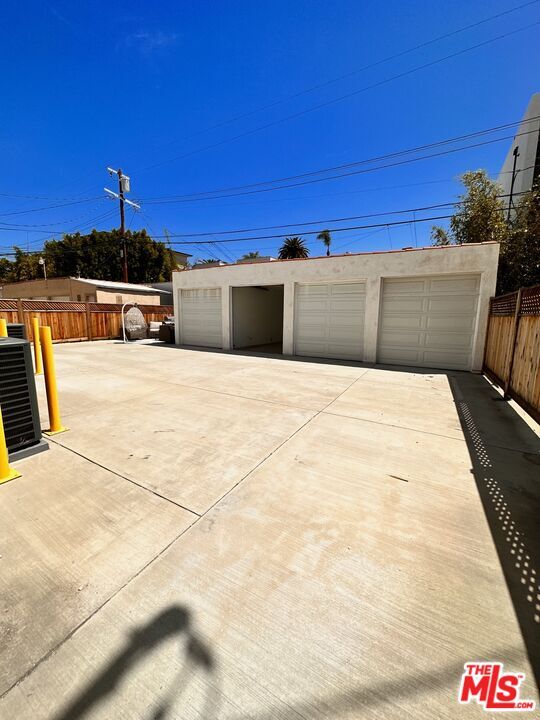 Building Photo - 418 N Stanley Ave