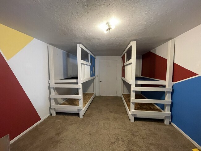 Building Photo - 1055 E 15th N St