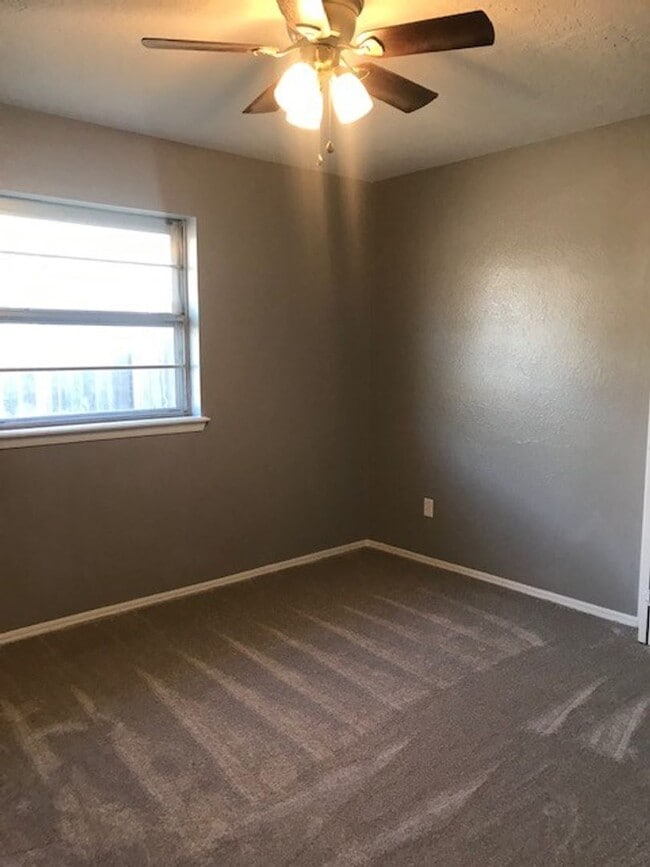 Building Photo - Newly Updated - Granite Counters - 4 Bd/3 Ba - Spacious