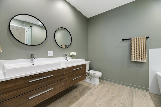 Building Photo - 6035 W North Ave